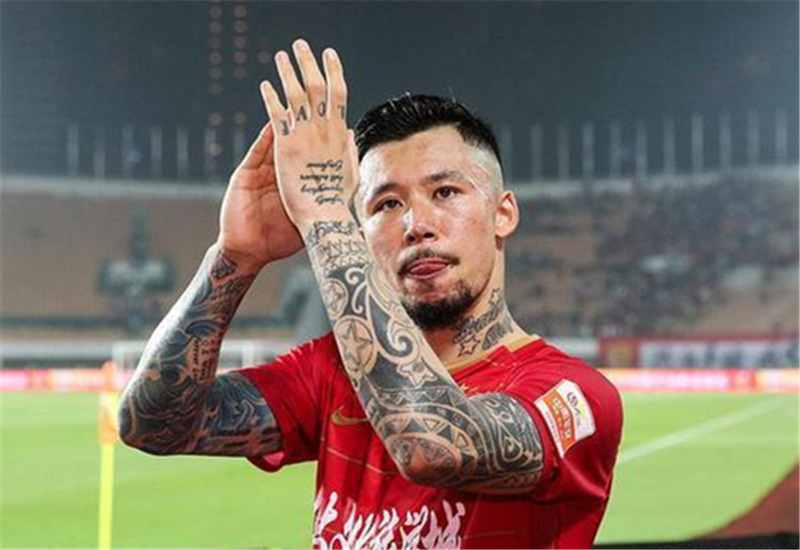 F1小组赛焦点战：皖南雄狮队读秒扳平漠南雷豹队，客场强势带走胜利。争冠格局再洗牌